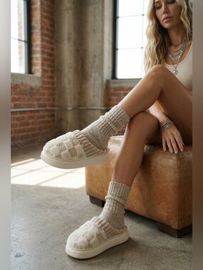 NWT Cozy Soft Faux Fur Check Checked Slippers